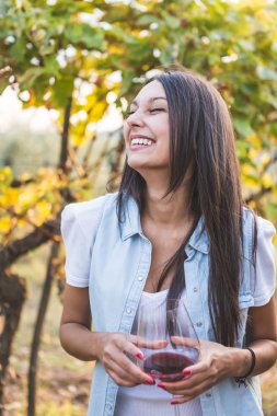 Kırmızı şarap içme ve gülüyor kadın 