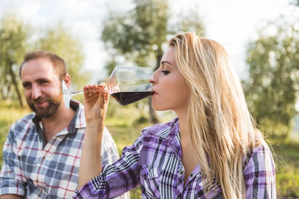 Kvinna som smakar vin i trädgården — Stockfoto