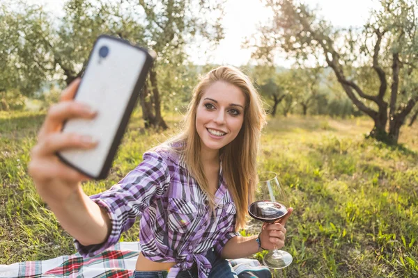 Tiener meisje dat neemt selfie op mobiele telefoon — Stockfoto