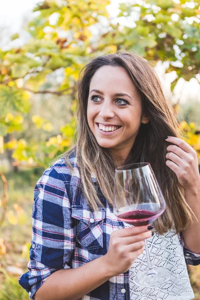 Mujer joven con copa de vino tinto — Foto de Stock