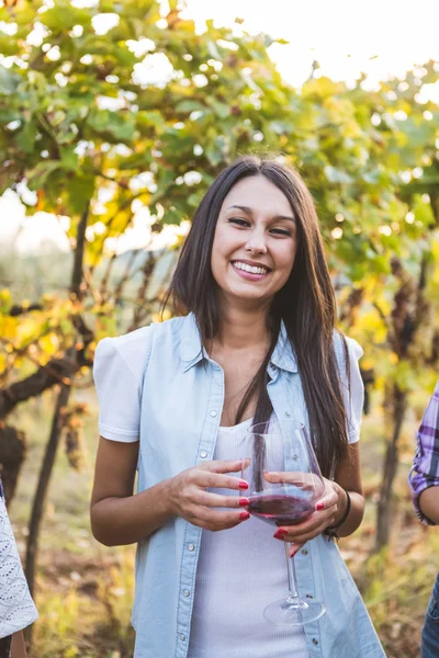 Donna felice bere vino in giardino — Foto Stock