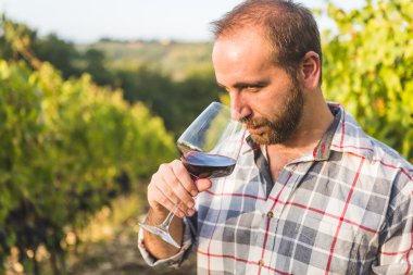 adam kırmızı şarap içme