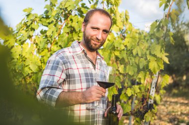 Adam açık şişe şarap tadımı ile