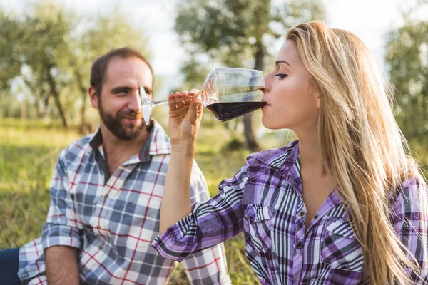 Casal beber vinho no jardim — Fotografia de Stock