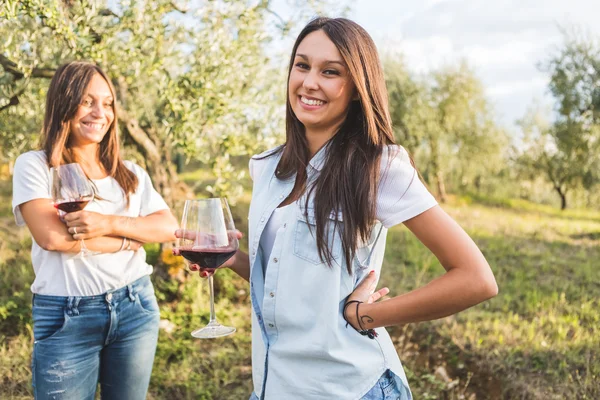 Mulheres bebendo vinho no jardim — Fotografia de Stock