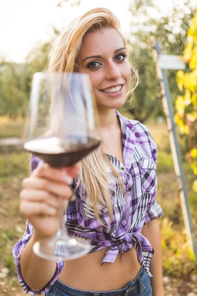 Mujer sosteniendo copa con vino tinto — Foto de Stock