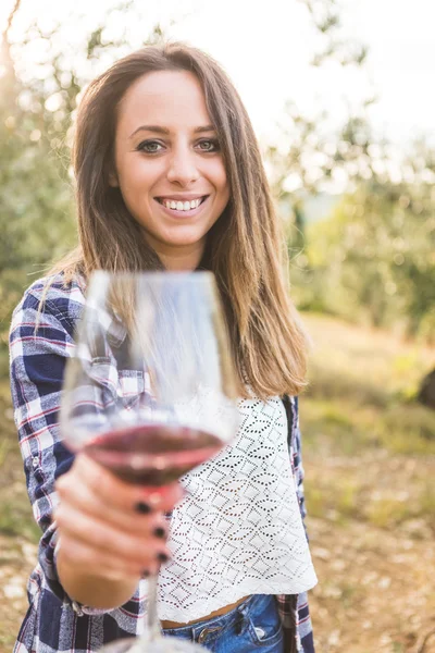 Mujer sosteniendo copa con vino tinto — Foto de Stock