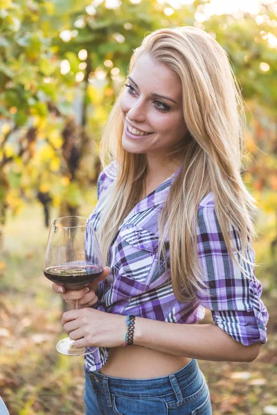 Mujer bebiendo vino tinto y riendo — Foto de Stock