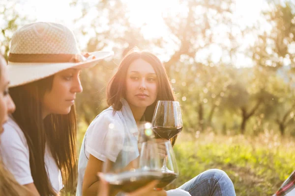 Meninas com copos de vinho no jardim — Fotografia de Stock