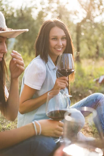 Усміхнена дівчина з келихом червоного вина — стокове фото