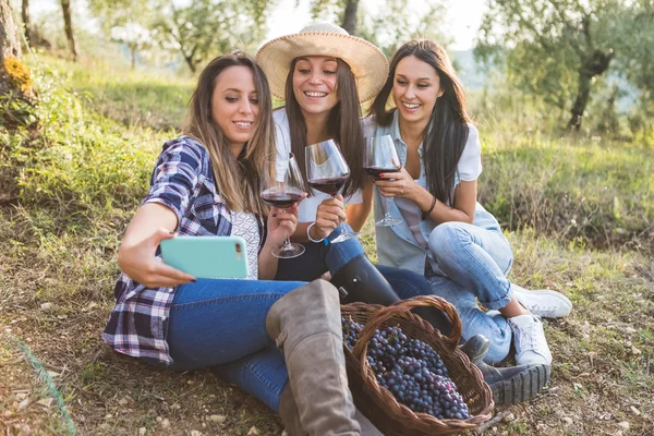 Ragazze che fanno un autoritratto in giardino — Foto Stock