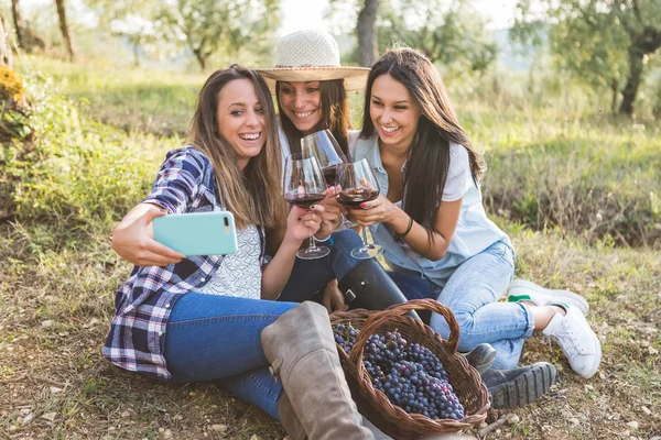 Ragazze che fanno un autoritratto in giardino — Foto Stock