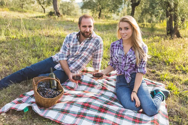 Casal beber vinho no jardim — Fotografia de Stock