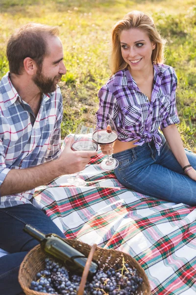 Casal beber vinho no jardim — Fotografia de Stock