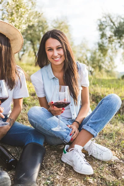 Donna con bicchiere di vino — Foto Stock