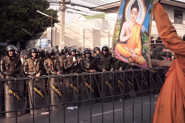 A monk raises a picture of Buddha to convince Riot army — Stock Photo, Image