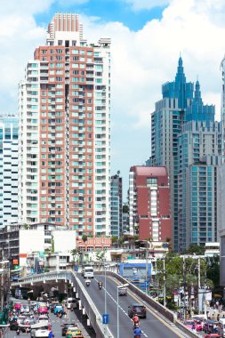 Modern gökdelenler ve trafik Phetchaburi RD.