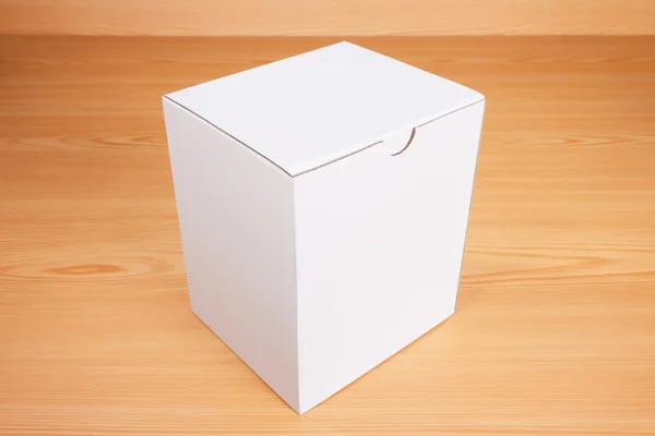 Blank scatola bianca modello su su sfondo di legno — Foto Stock