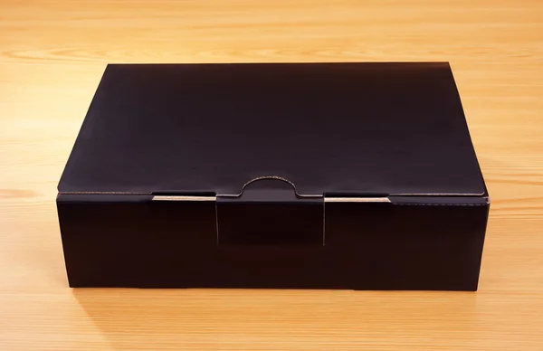 Gizemli kara kutu ahşap arka plan üzerinde — Stok fotoğraf