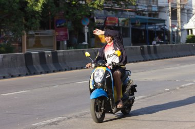 Adam gözlerini motosiklet sürüş sırasında kalkan