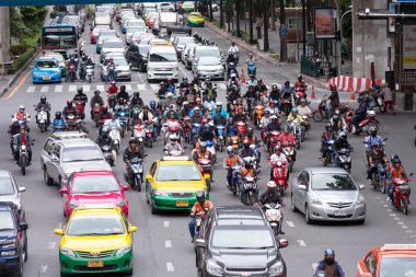 Kalabalık motosiklet sürücüsünün Ratchaprasong kavşağında