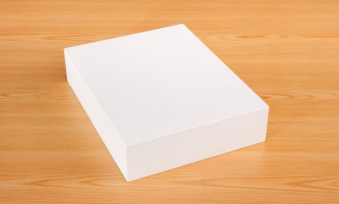 Boş beyaz kutu ahşap arka plan üzerinde sahte kadar