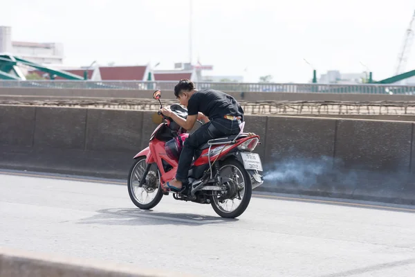 Nepřiměřená rychlost motocyklu, člověka urychluje motorka — Stock fotografie