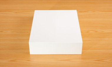 Boş beyaz kutu ahşap arka plan üzerinde sahte kadar