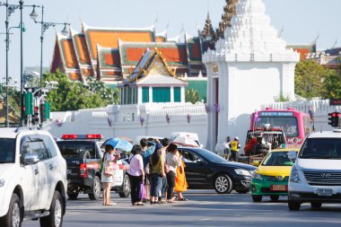 İnsanlar bir caddeden karşıya için bekleyin