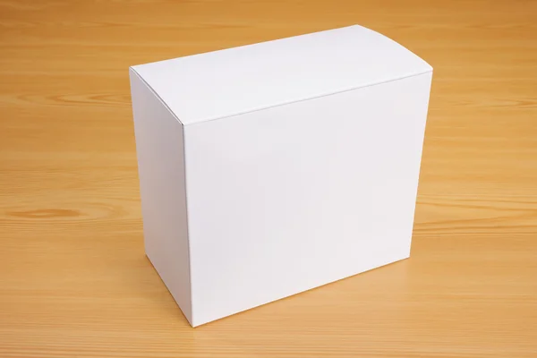 Boş beyaz kutu ahşap arka plan üzerinde sahte kadar — Stok fotoğraf