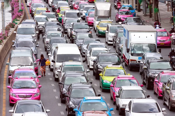 Garland satıcı bir sokakta yürüyor