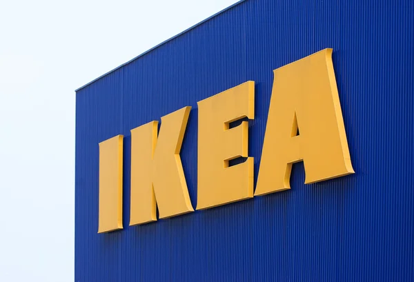 Логотип IKEA в магазине IKEA в Таиланде — стоковое фото