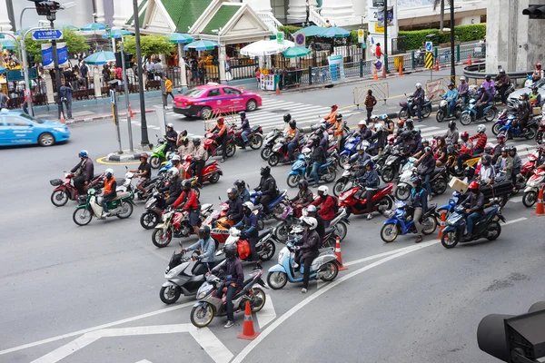 Dav motocyklů stojí v červené světlo — Stock fotografie