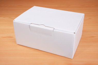 Boş beyaz kutu ahşap arka plan üzerinde sahte kadar