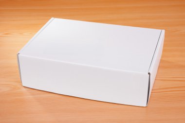 Ahşap üzerine boş beyaz kutu