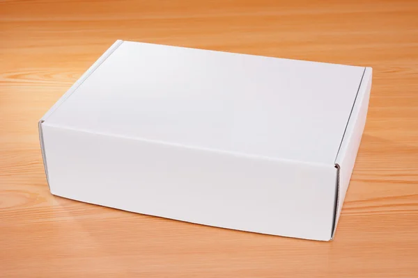 Ahşap üzerine boş beyaz kutu — Stok fotoğraf