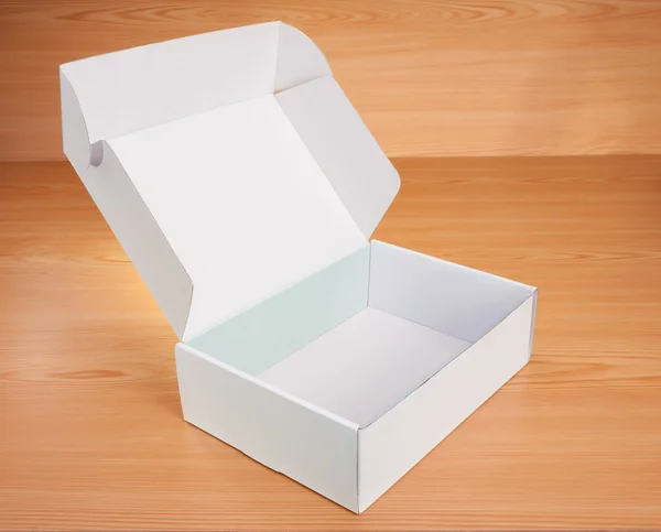 Ahşap üzerine açılan boş whitebox — Stok fotoğraf