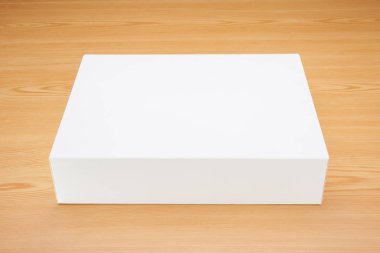 Boş beyaz kutu ahşap arka plan üzerinde sahte kadar