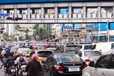 Araç stop kırmızı ışıkta sürüsü