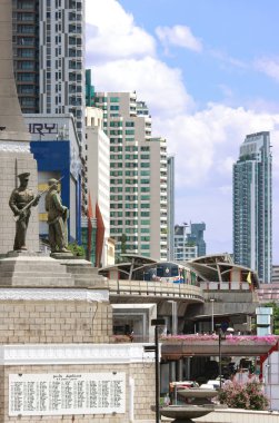 Gökyüzü tren gökdelenler ile çalışan