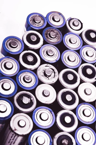 Старые батарейки АА в ряд, фон — стоковое фото