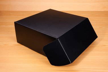 Ahşap arka plan üzerine açık kutu