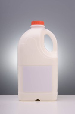 Plastik galon süt kadar alay