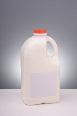 Plastik galon süt kadar alay