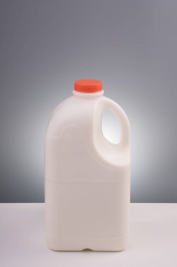 Plastik galon süt kadar alay