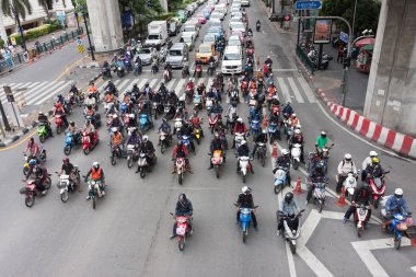 Motosiklet kalabalığın stand içinde kırmızı trafik ışığı