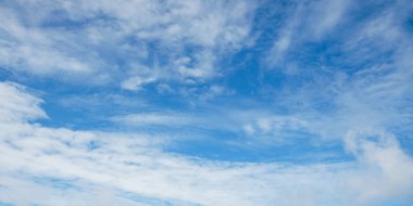 Güzel bulutlar, mavi gökyüzü, arka plan