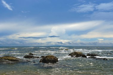 Deniz burnu, gel-git, Hua Hin sahilindeki kayalık bir sahilde dalgalar.