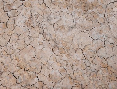 Kurumuş çatlamış toprak, arka plan en tepede.