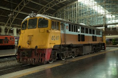 Bangkok, Tayland - 19 Ekim 2018: Bir Diesel lokomotifi Bangkok tren istasyonunda tren vagonları için bekliyor. Bangkok, Tayland